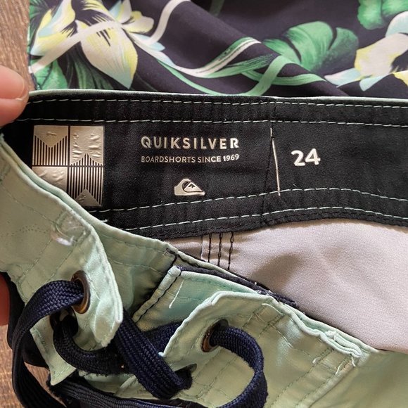 Quiksilver DryFlight Boardshorts - Size 24 - Picture 4 of 8